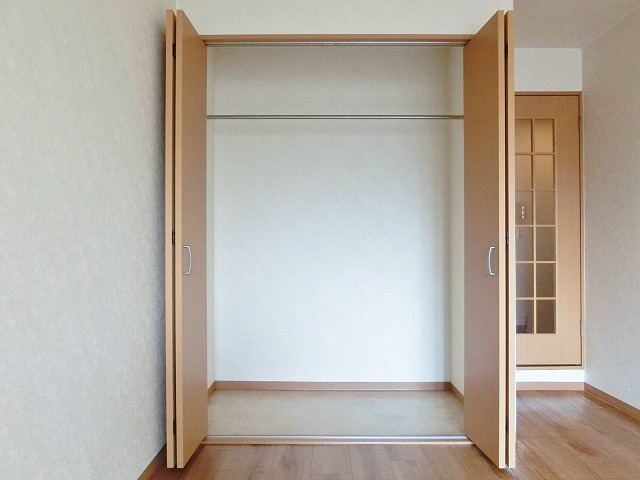 収納　ハンガーパイプが施されたクローゼット。洋服の収納に便利！