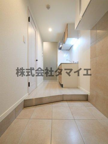 玄関　明るい色調の室内です