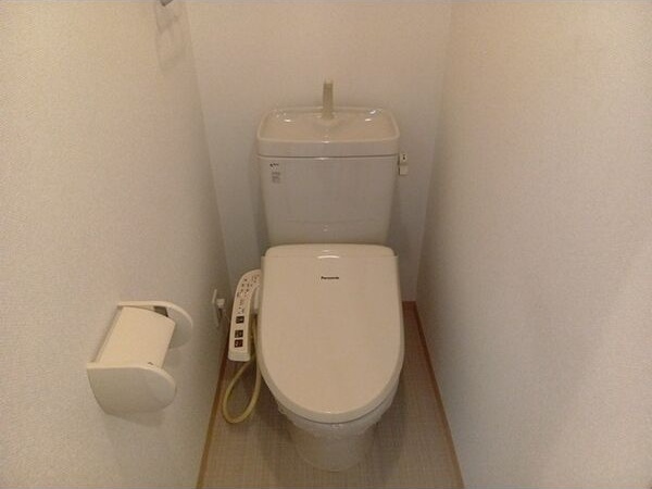 トイレ　※写真は同じマンションの違う部屋のものになります。