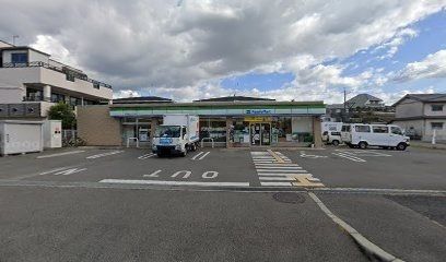 コンビニ　ファミリーマート真美ヶ丘二丁目（コンビニ）まで880m