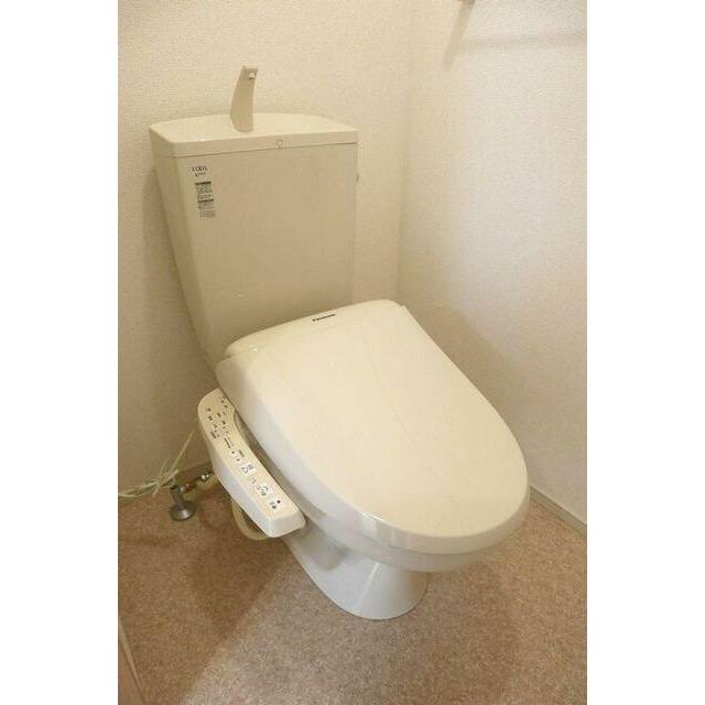 トイレ　落ち着いた色調のトイレです