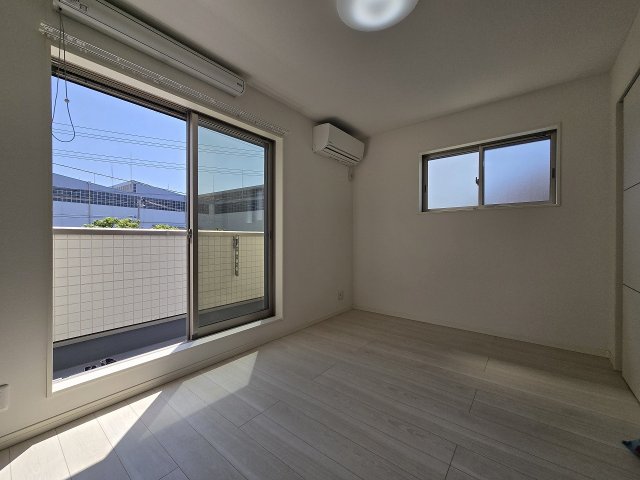その他部屋・スペース　開放的な寝室です