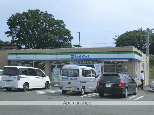 コンビニ　ファミリーマート（コンビニ）まで1566m