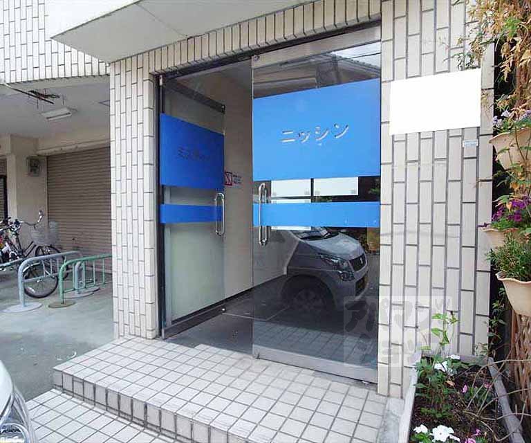 エントランス　エントランスには屋根及び扉が付いているので雨の日も楽ち...