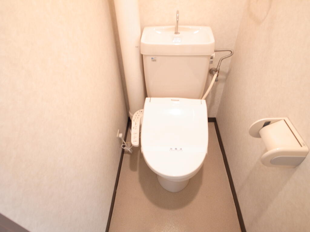 地下鉄西神・山手線 大倉山駅 徒歩8分 3階建 築31年のトイレ写真