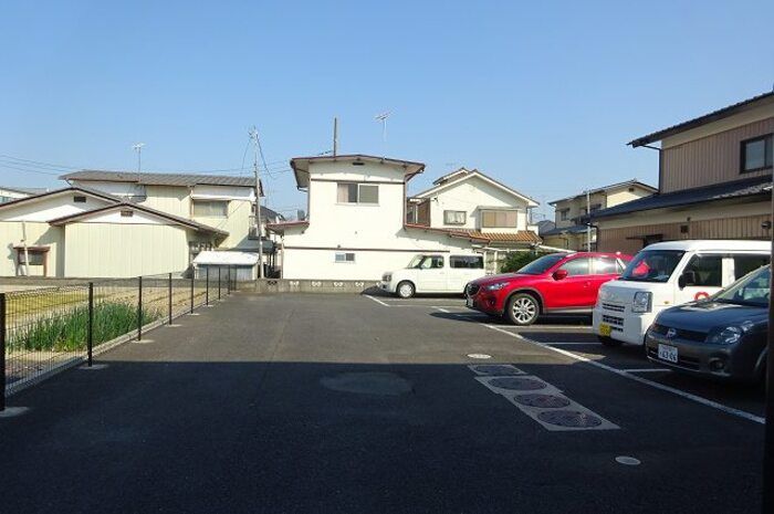 駐車場　駐車場があるので、車を買う予定の方も安心です