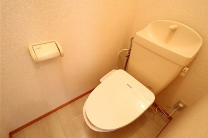 トイレ　落ち着いた色調のトイレです