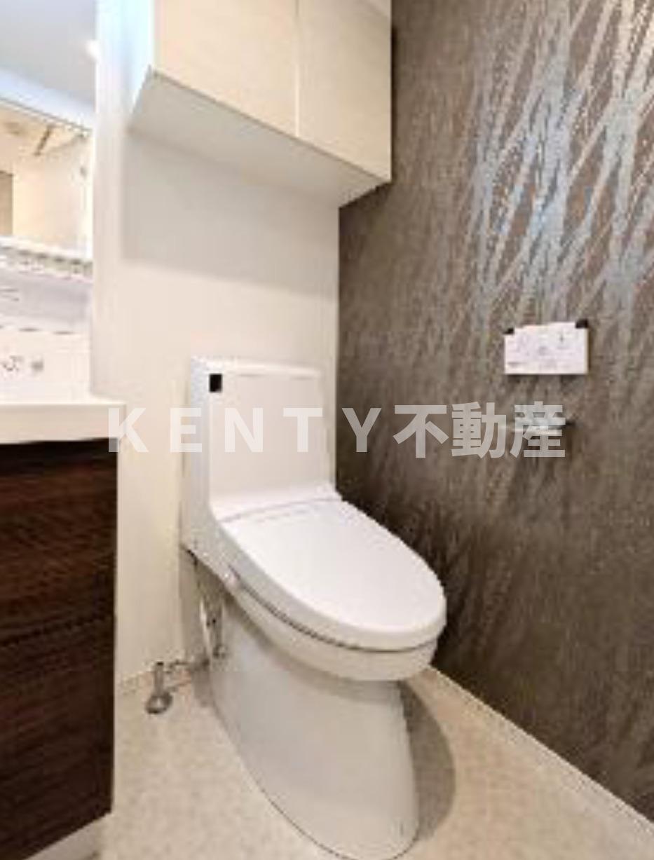 トイレ　落ち着いた色調のトイレです