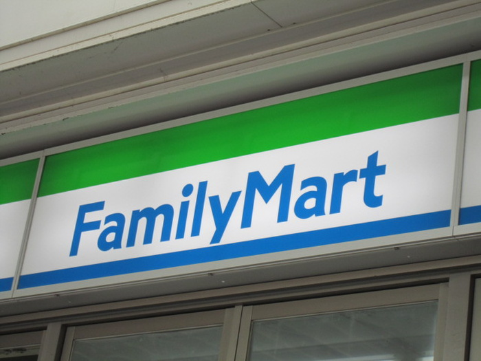 コンビニ　ファミリーマート吉塚二千年通り店（コンビニ）まで364m