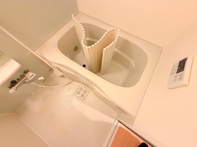 バス・シャワールーム　広めのお風呂は一日の疲れを癒してくれます。
