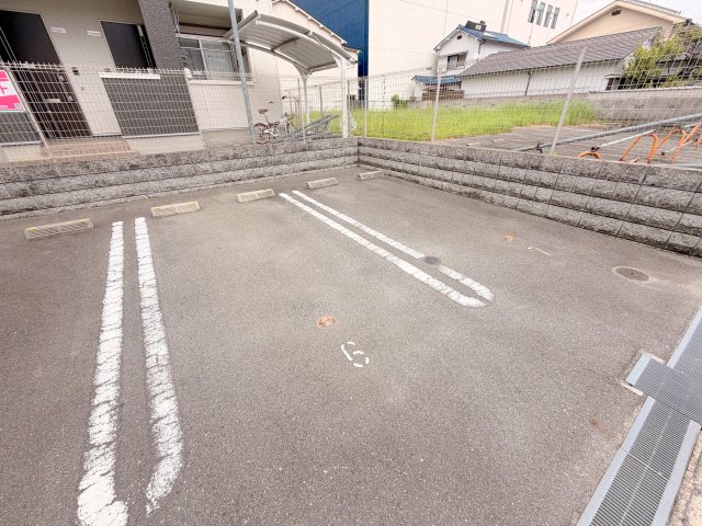 駐車場　駐車のしやすい広めの駐車場です。
