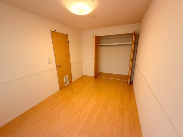 その他部屋・スペース　ゆとりのあるベッドルームで快適な睡眠をとってくださいね。