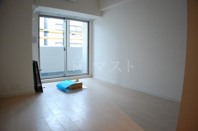 レジュールアッシュ大阪城WESTの居間写真