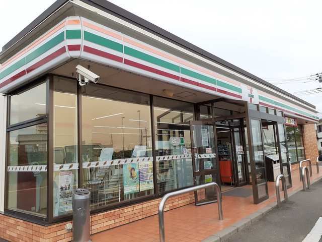 コンビニ　セブンイレブン（コンビニ）まで437m
