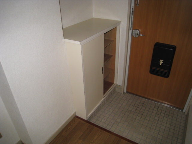 玄関　※写真は別のお部屋のものです。現況を優先させて頂きます。