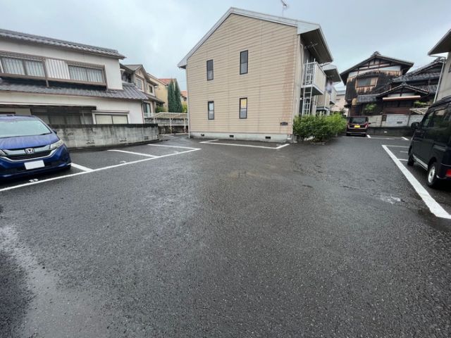 【松山市石手白石のアパートの駐車場】