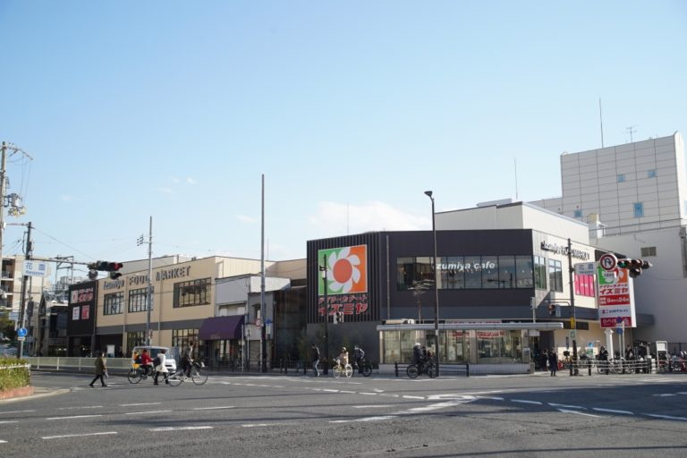 スーパー　デイリーカナートイズミヤ花園店（スーパー）まで528m