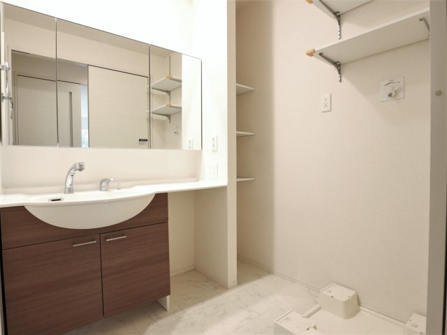 洗面設備　広い洗面スペース