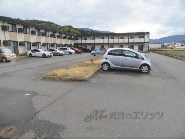 【宮津市字宮村のアパートの駐車場】