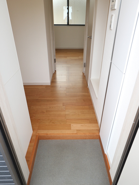 玄関　※写真は他号室です