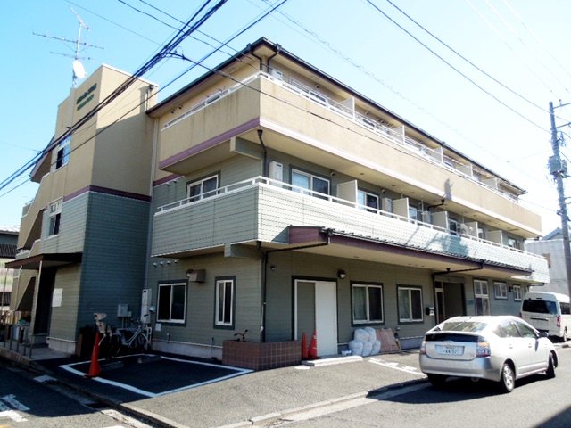 横浜市鶴見区下末吉のアパートの建物外観