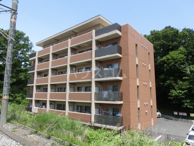 三島市加茂川町のマンションの建物外観