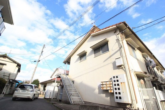 岡山市中区浜のアパートの建物外観