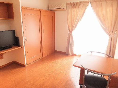 居室・リビング　カーテンやテーブル、テレビも備え付けです