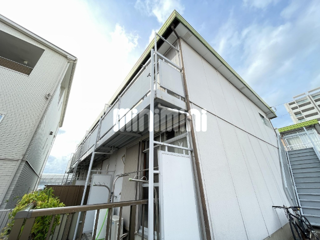 建物外観　軽量鉄骨造です