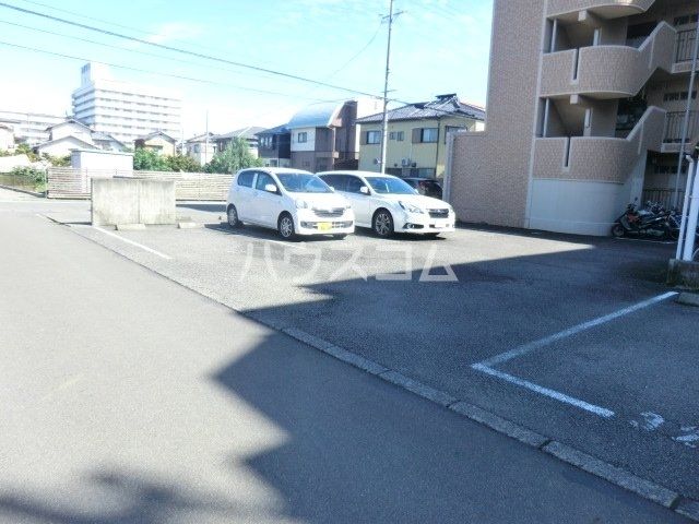 【蔵屋敷マンションの駐車場】