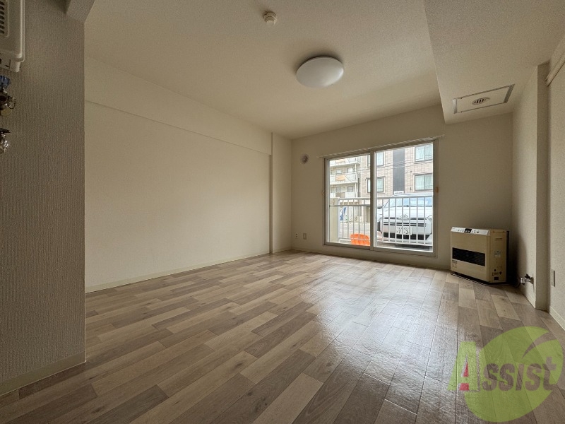 居室・リビング　リビングです。木目のフローリングが落ち着きますね。