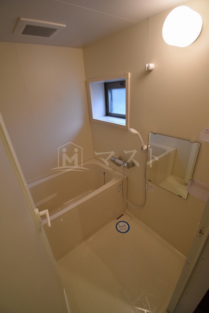 バス・シャワールーム　中部屋は小窓無し