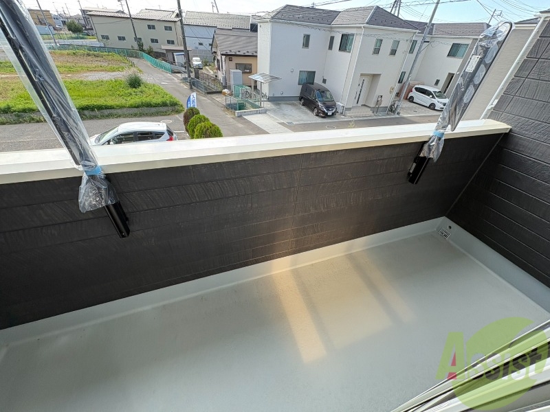 バルコニー　バルコニーが付いているので晴れた日は洗濯物が沢山干せますね。