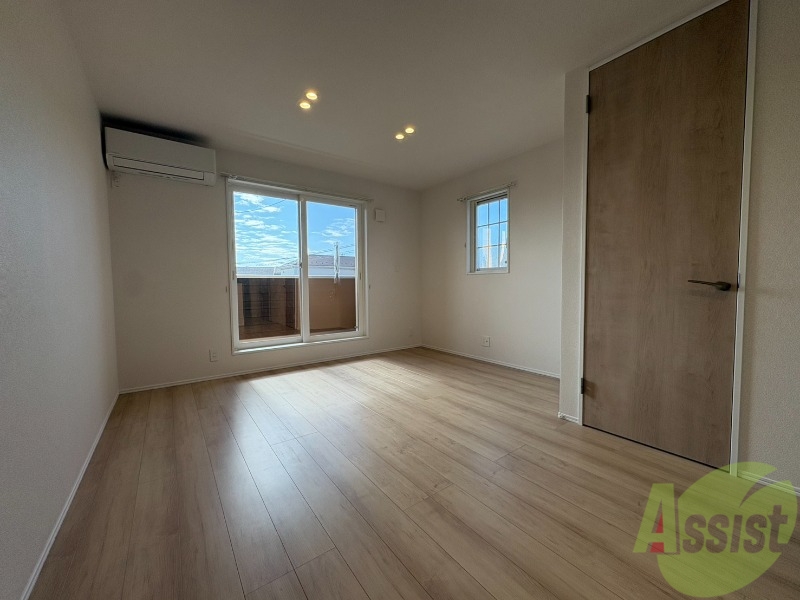 居室・リビング　南向きの大きめの窓から日差しがたっぷり入る明るいお部屋です。