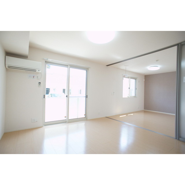 居室・リビング　高い天井の室内で随所に気遣いを感じます☆