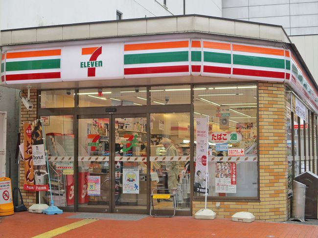 コンビニ　セブンイレブン大阪南船場4丁目店（コンビニ）まで182m