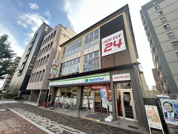 コンビニ　ファミリーマート（コンビニ）まで750m