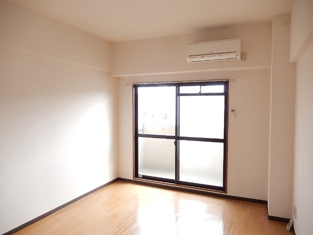 居室・リビング　写真は別号室の写真です。