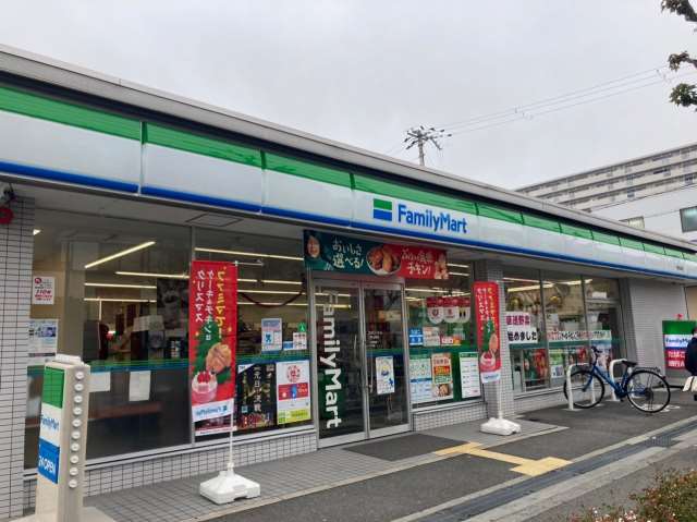 コンビニ　ファミリーマート（コンビニ）まで759m