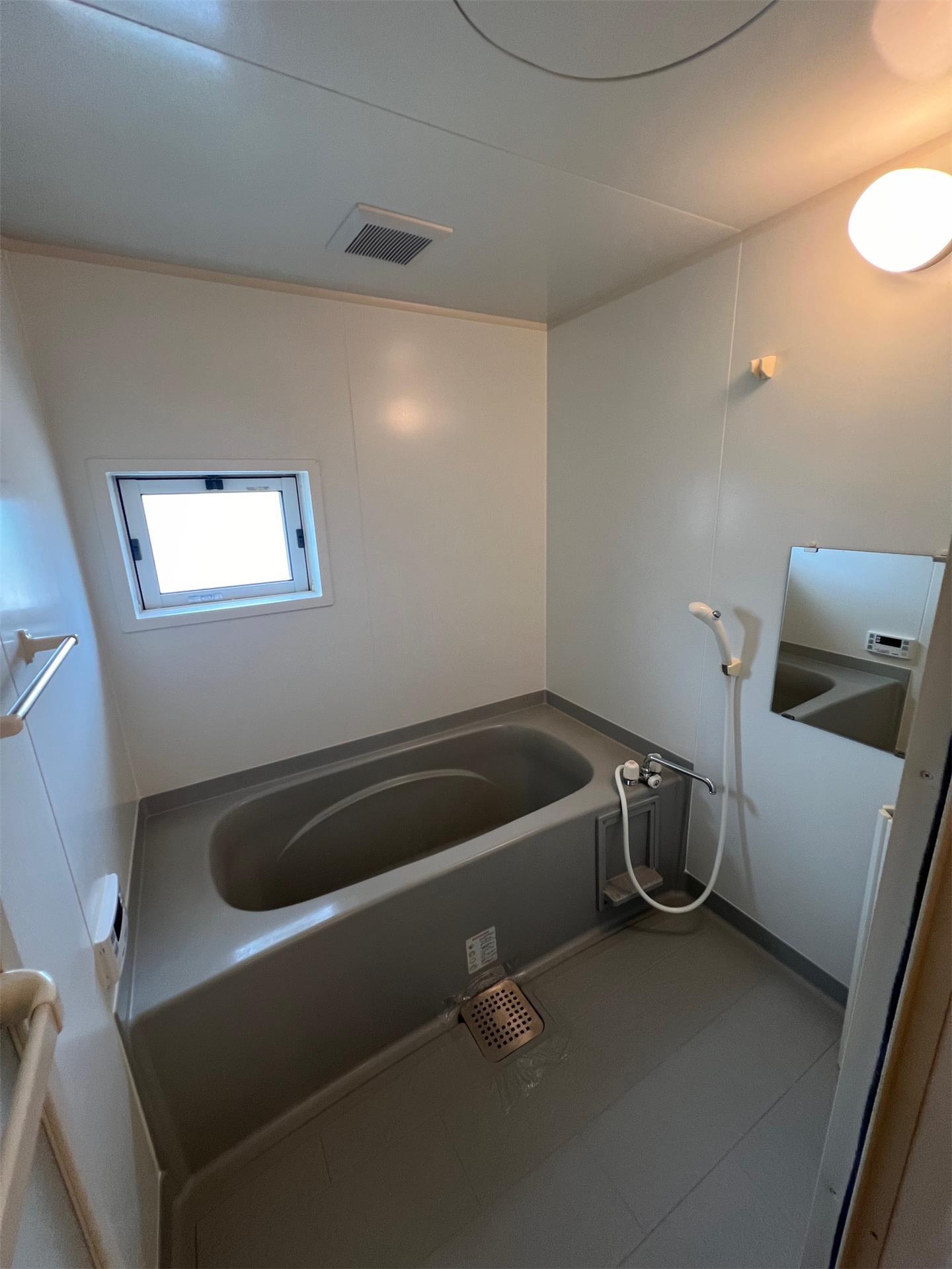 バス・シャワールーム　同タイプ室内（反転タイプ）