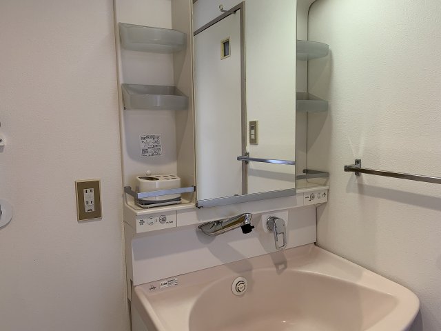 洗面設備　写真は類似です。
