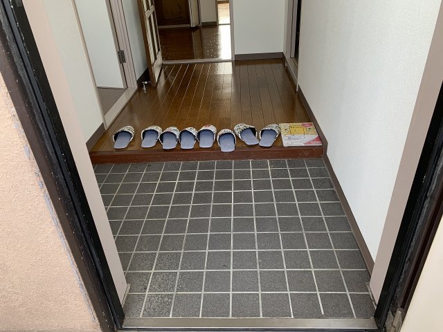 玄関　写真は類似です。