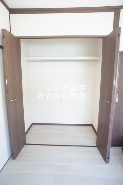 収納　間口・奥行もあるパイプハンガー付収納です♪