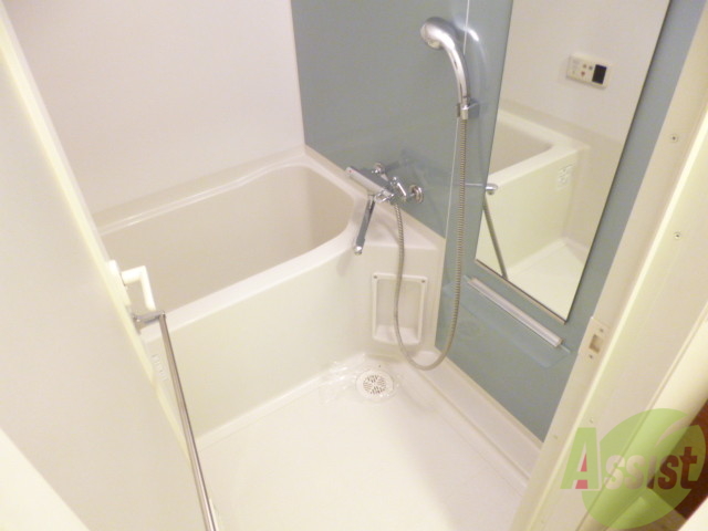 バス・シャワールーム　大きめの浴槽で一日の疲れを癒やしてください。