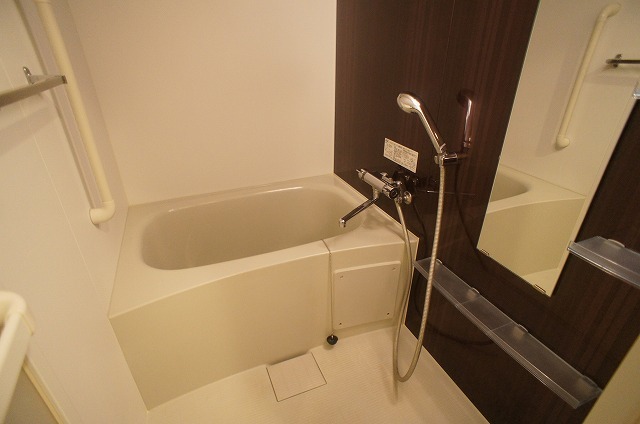 バス・シャワールーム　バストイレが別になっており清潔感のある水回り