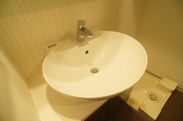 洗面設備　使いやすく洗練されたデザインの独立型洗面