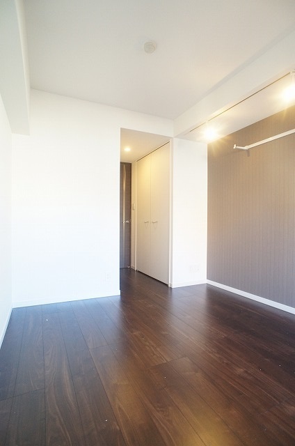 居室・リビング　明るく開放的なお部屋になります。テレワークにもいいですね。