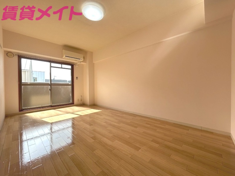 居室・リビング　同物件別部屋の写真