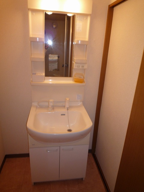 洗面設備　ゆったりとスペースのある洗面所