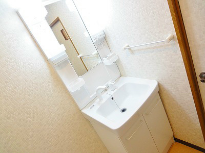 洗面設備　清潔感のある洗面台になります。